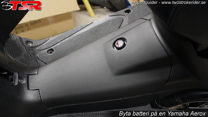 Byta batteri på scooter - Bild 1
