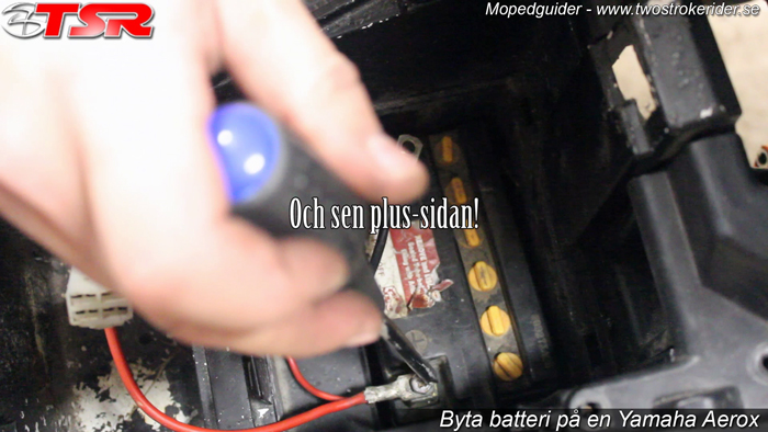 Byta batteri på scooter - Bild 4