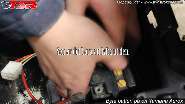 Byta batteri på scooter - Bild 5