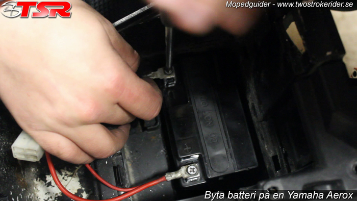 Byta batteri på scooter - Bild 8