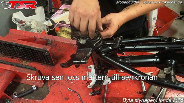 Byta styrlager moped - Bild 12