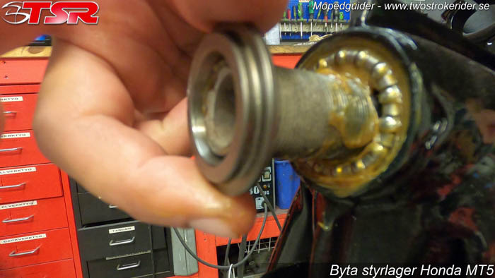 Byta styrlager moped - Bild 37