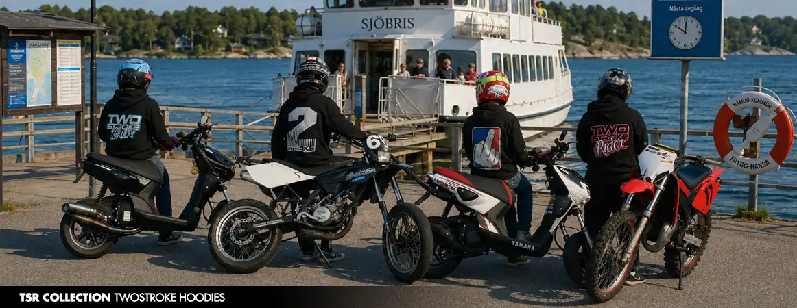 Mopedåkare väntar på båt TSR Collection Hoodies
